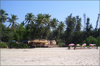 This is a photograph of the Patnem beach in Goa. The girl in the picture on left needs to be placed in the beach photo.