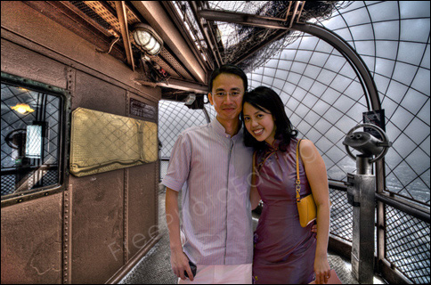 This is a photo editing example in which a couple has been taken out of the original photo and placed in a picture of the Eiffel Tower.