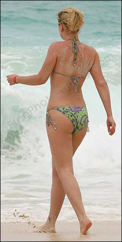 Photo editing and photo retouching to elongate Kelly Clarkson's arms and legs.